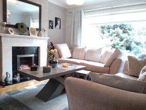 House, Multiple Beds | Living room - Stunning 3-bed House Close to Cop26 Glasgow (Glasgow)