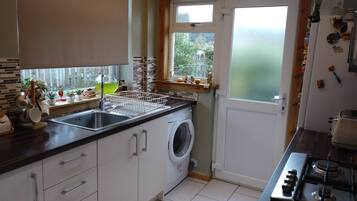 House, Multiple Beds | Private kitchen | Fridge, microwave, oven, stovetop