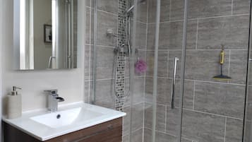House, Multiple Beds | Bathroom | Shower, towels