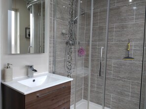 Ferienhaus, Mehrere Betten | Badezimmer | Dusche, Handtücher