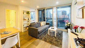 Un apartamento moderno con sala de estar, comedor y cocina.