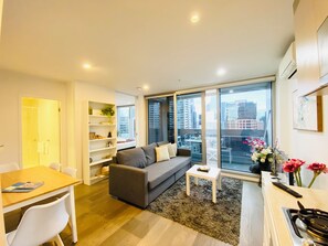 Living area - ❤️FIFTS03/InnerCBD/1Min To Station/FREE(Pool/GYM/Tram) (Melbourne)