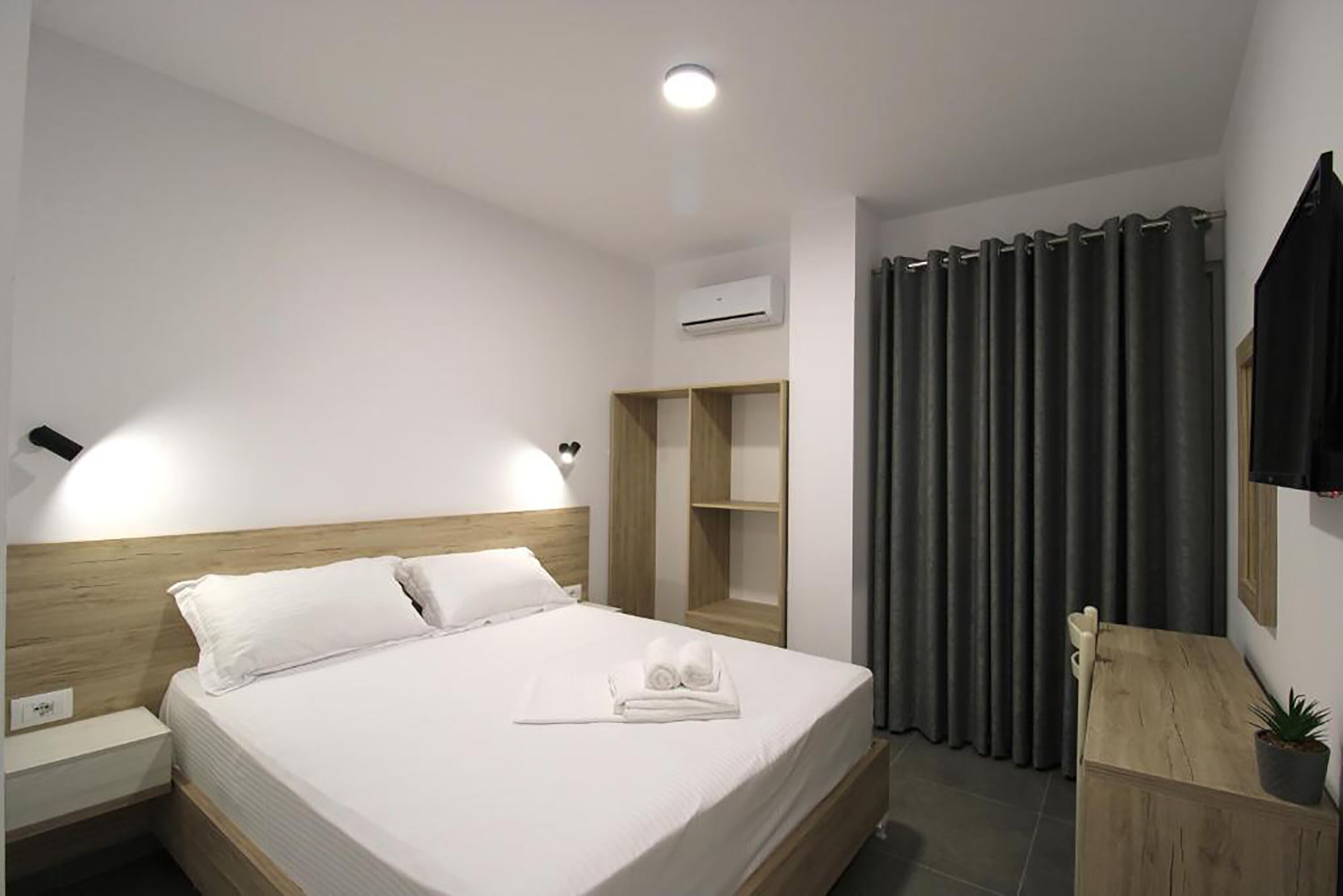 Deluxe Double Room | Desk, soundproofing, bed sheets