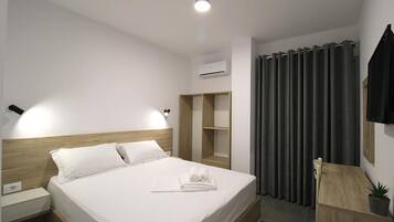 Habitación doble Deluxe | Escritorio, insonorización y ropa de cama