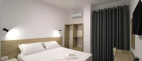 Deluxe Double Room | Desk, soundproofing, bed sheets