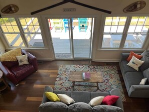 Smart TV, libri, stampante