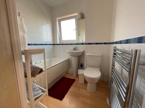 Apartment, Multiple Beds | Bathroom | Combined shower/bathtub, deep-soaking bathtub, hair dryer, towels - Stunning 2-bed Central Location in Basingstoke (Basingstoke)