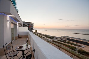 Water view - Waterfront Modern Apartment with Terrace (Bari)