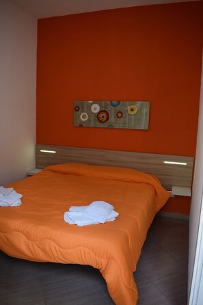 2 عدّة غرف نوم وواي فاي مجانًا وملاءات أسرّة