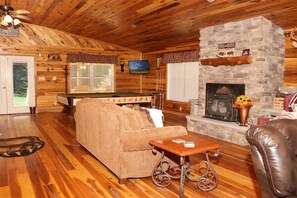 Smart-TV, Kamin, Videospiele, Bücher