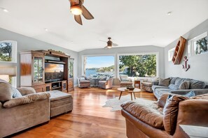 Smart TV, books, stereo - MILLION DOLLAR VIEW, The Ideal Lake House! (Osage Beach)