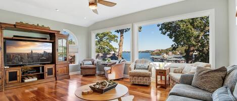 Smart TV, books, stereo