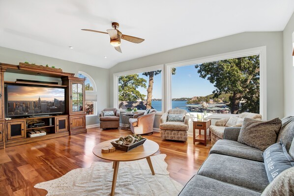 Smart TV, books, stereo