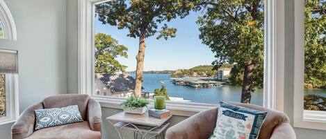 Smart-TV, Bücher, Stereoanlage