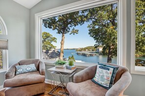 Smart TV, books, stereo