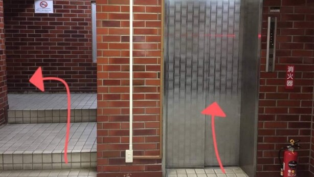 An elevator with a red arrow pointing to the left and a fire extinguisher on the right. - Only 1 minute to subway station (G-18 Ginza Line) (台東区寿)