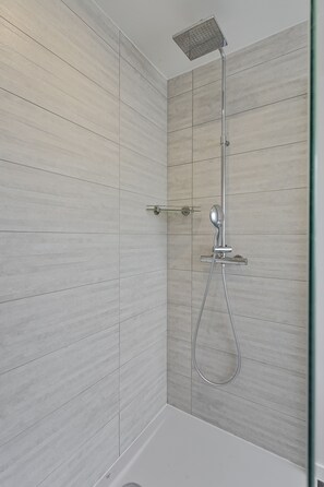 Badekar, hårføner, håndklær og såpe