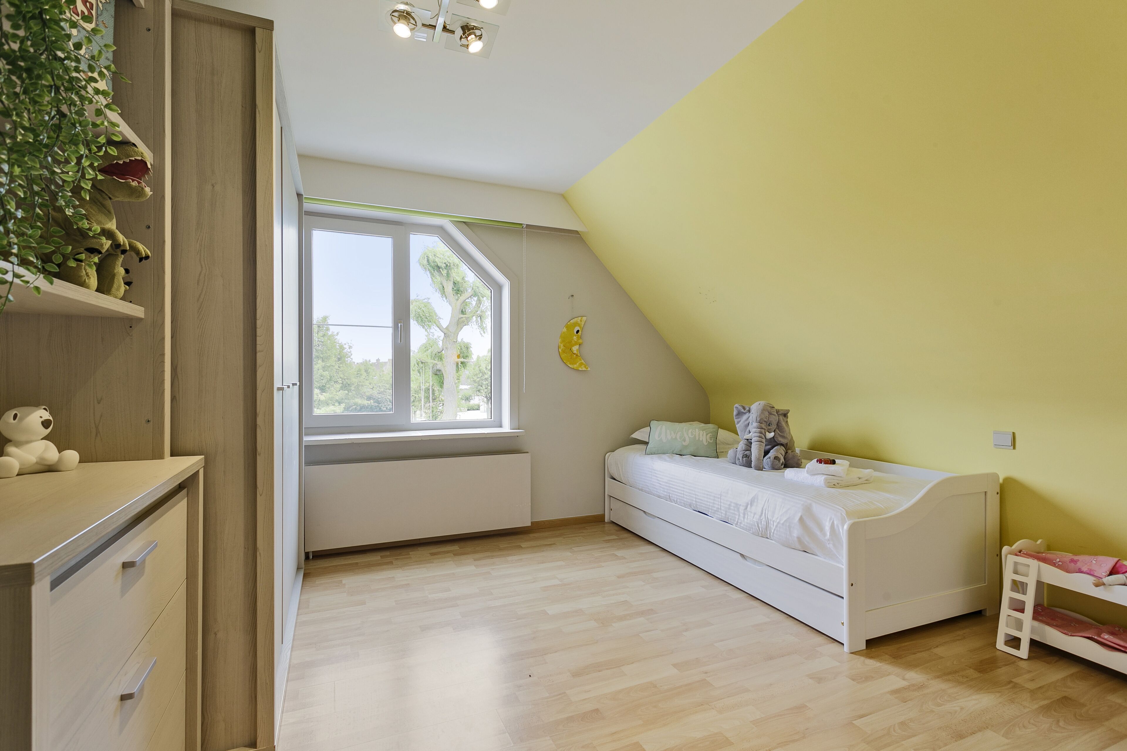 4 slaapkamers, een bureau, een strijkplank/strijkijzer, reisbedje
