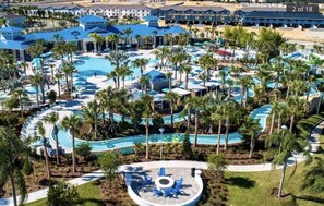 Et resort med flere swimmingpools, palmer og en stor vandrutsjebane.