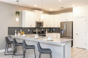 Kylskåp, mikrovågsugn, ugn och spishäll