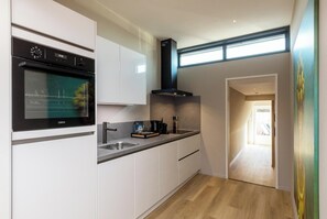 ثلاجة، ميكروويف، غسالة أطباق، محمصة خبز