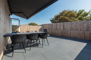 تناول الطعام بالخارج