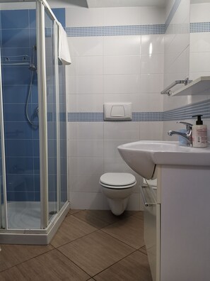 Dusche, Haartrockner, Bidet, Handtücher