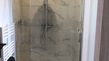Ducha, secador de pelo, toallas, jabón
