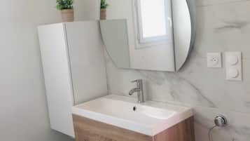 Regadera, secadora de cabello, toallas, jabón