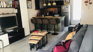 Fernseher, DVD-Player, Bücher, Arbeitsbereiche