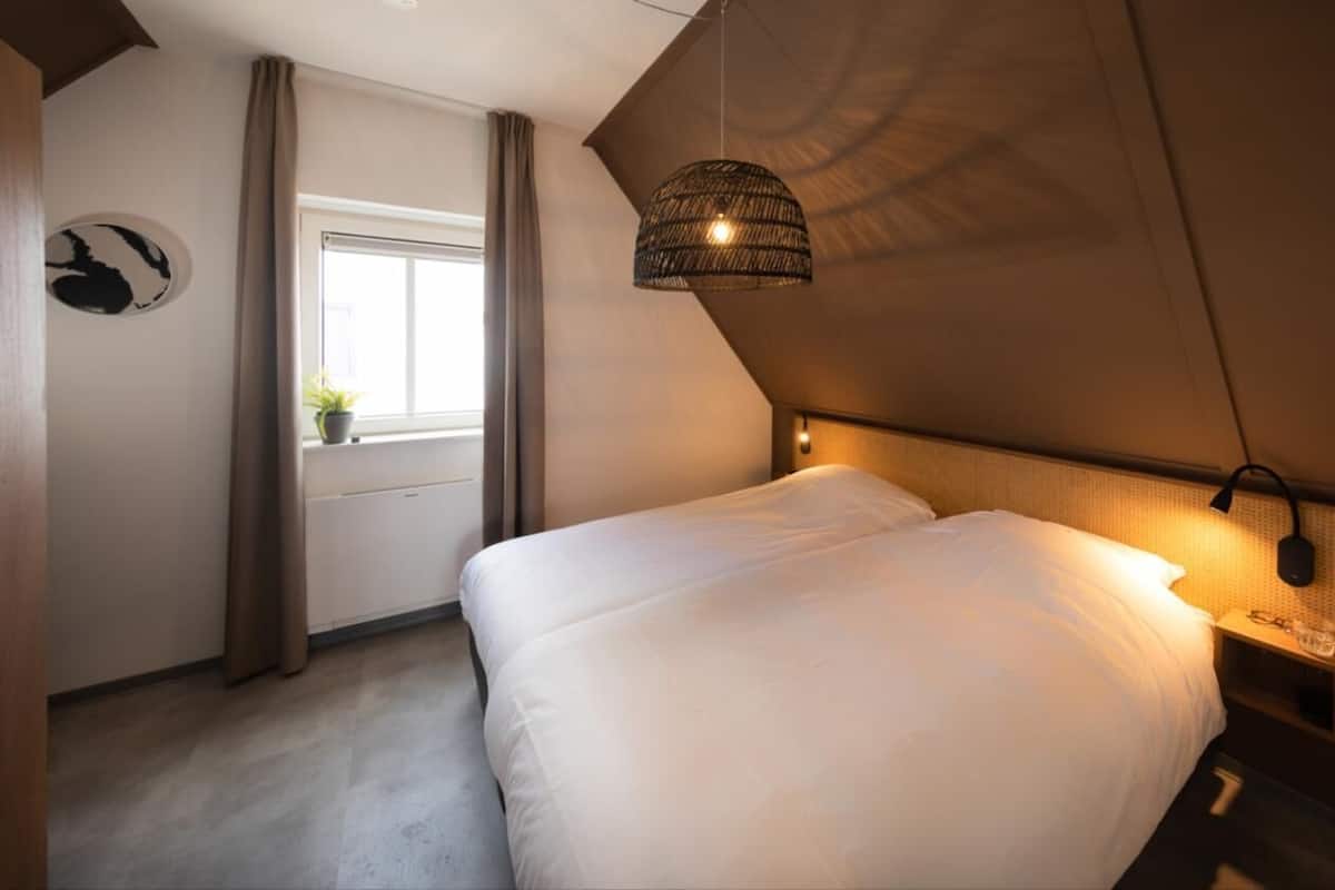4 bedrooms, laptop workspace, soundproofing, free WiFi