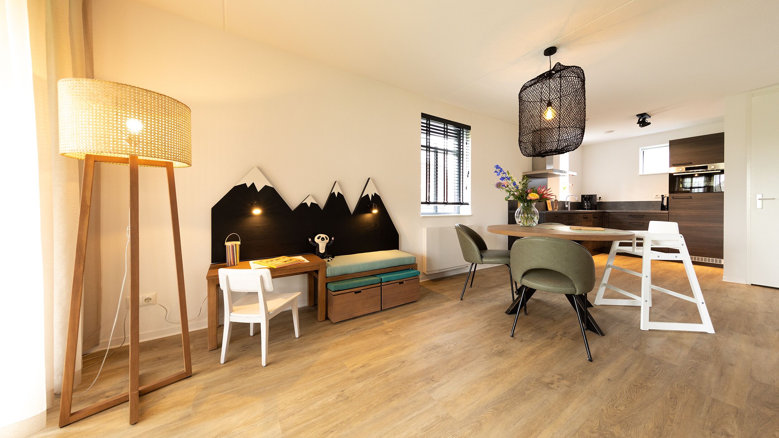 Familienhaus | Wohnbereich | 75-Zoll-Flachbildfernseher mit Kabelempfang