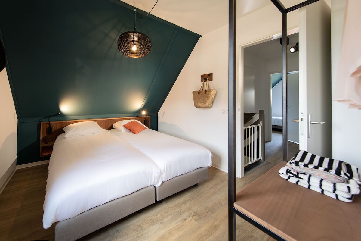 4 habitaciones, espacio para trabajar con laptop y insonorización