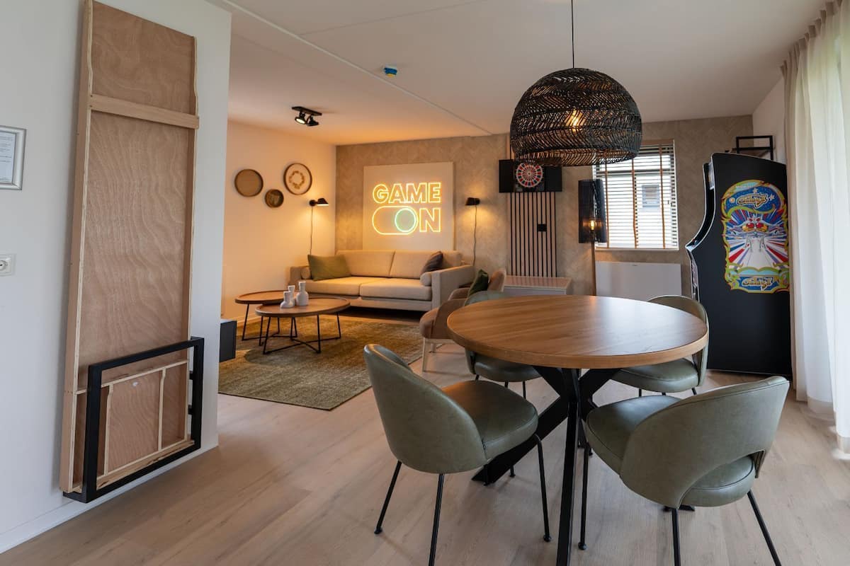 Maison Deluxe | Aire de séjour | Téléviseur à écran plat de 75 po avec télévision par cùble