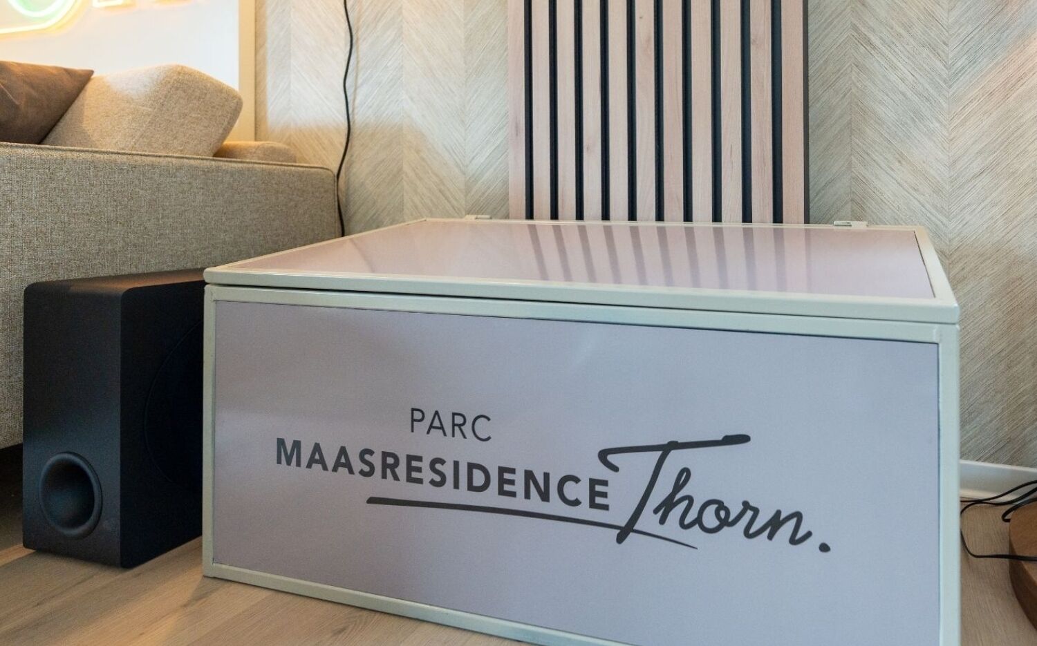 A white storage box labeled "PARC MAASRESIDENCE Thorn."
