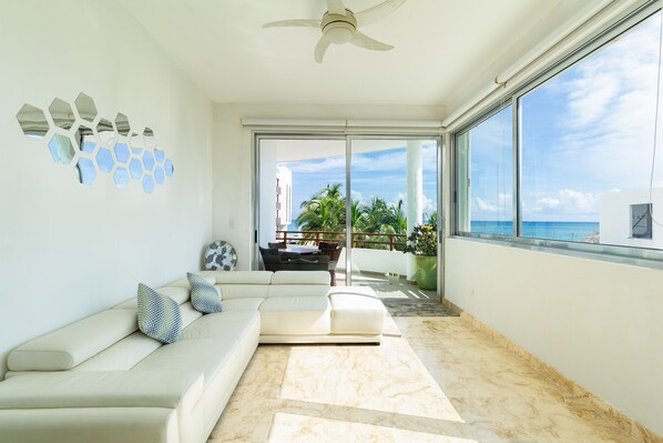 Smart TV - Outstanding Oceanfront 2 bdr/2ba in heart of Playa (Playa del Carmen)