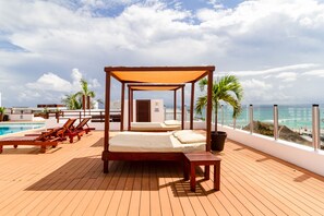 Terrace/patio - Outstanding Oceanfront 2 bdr/2ba in heart of Playa (Playa del Carmen)