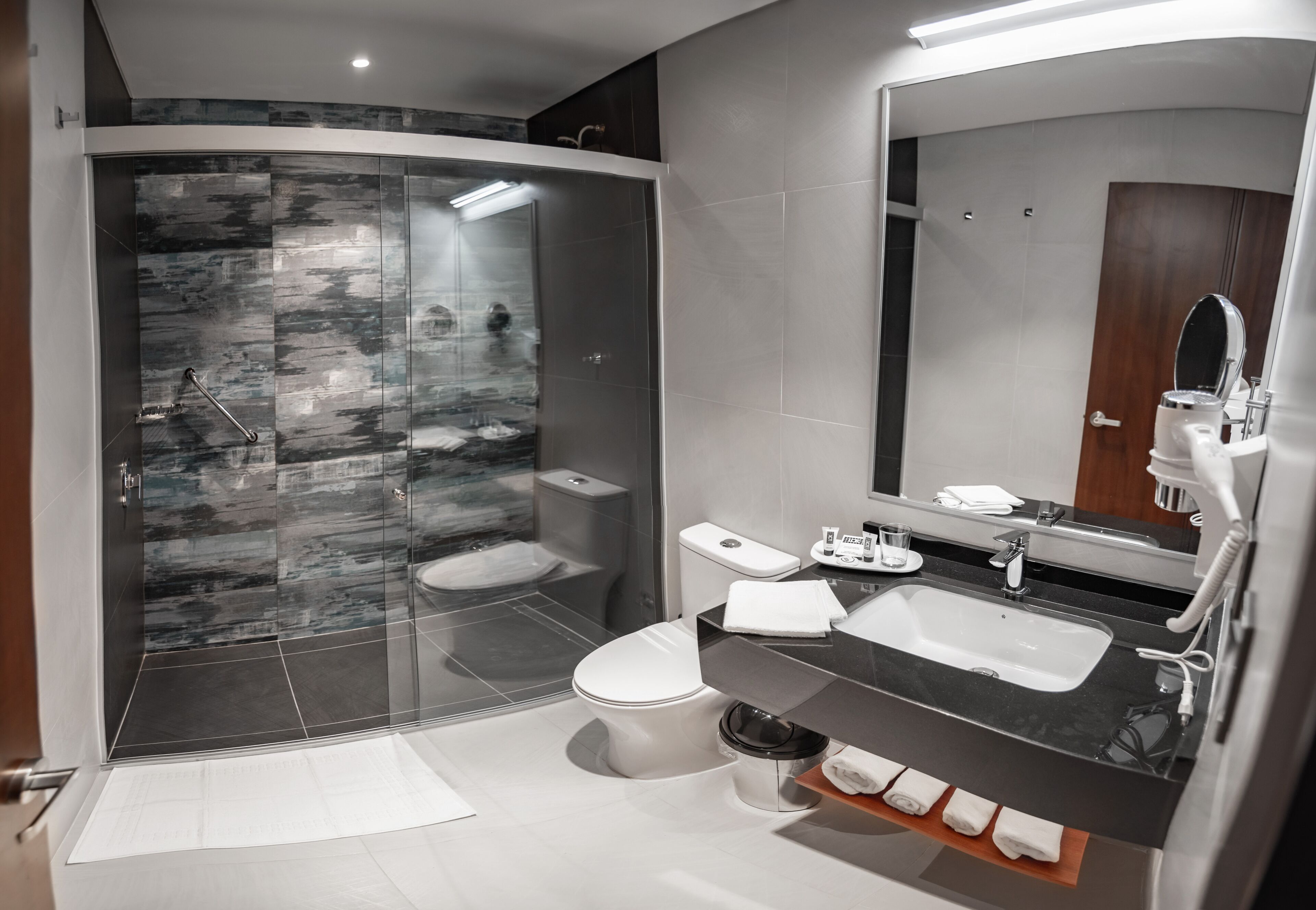 superior double room | bathroom | free toiletries, hair dryer, towels, soap