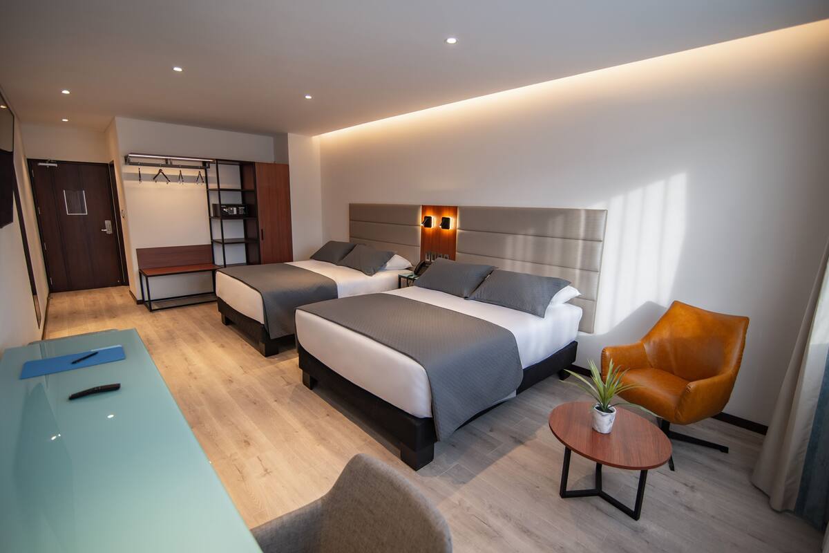 高級雙人房 | 高級寢具、羽絨被、Select Comfort 床墊、迷你吧