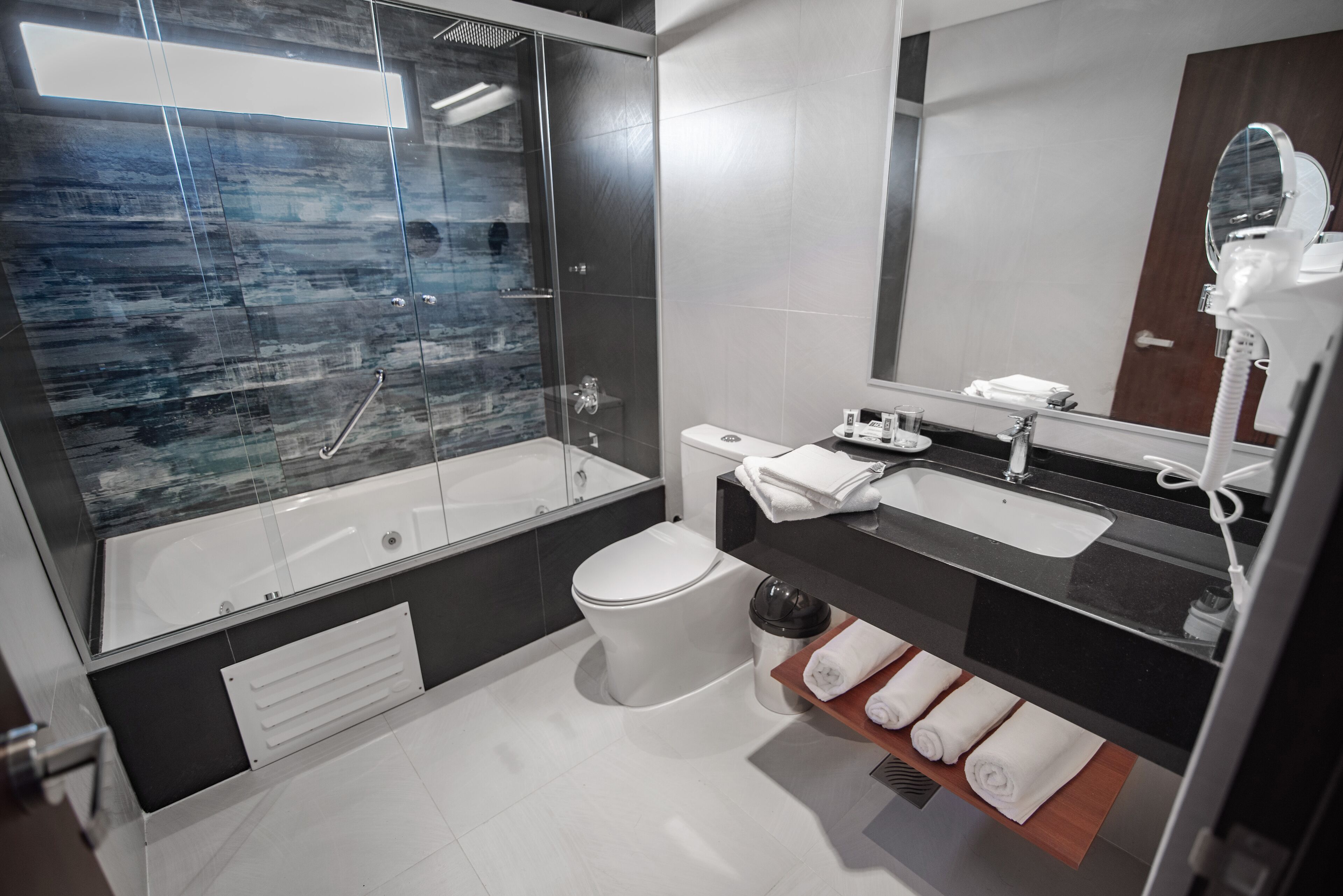 executive suite | bathroom | free toiletries, hair dryer, towels, soap