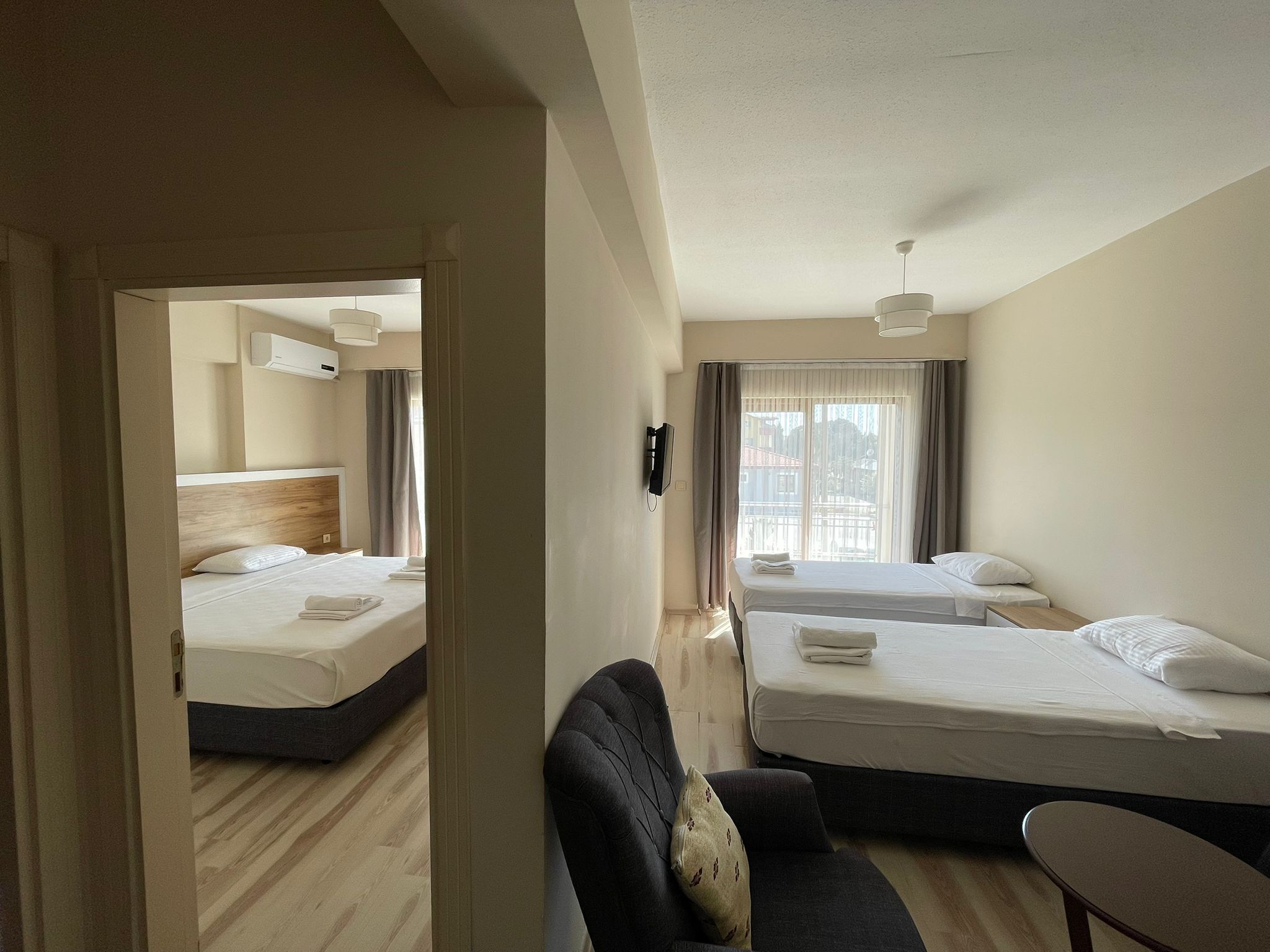 Escritorio, wifi gratis y ropa de cama 