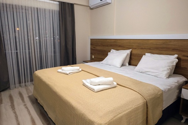 Family Room | Desk, free WiFi, bed sheets