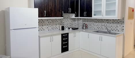 Deluxe Duplex | Private kitchen | Fridge, stovetop, electric kettle, cookware/dishes/utensils