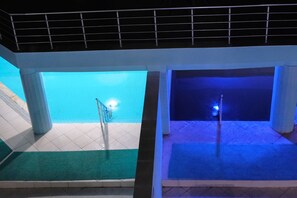 Una piscina al aire libre