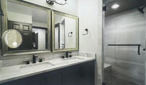 Ensemble baignoire-douche, baignoire à remous, séchoir à cheveux