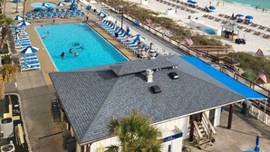 Un resort con piscina, playa y vista al océano.