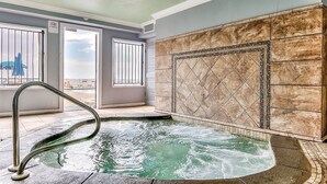 Un área de spa con un jacuzzi, vista a la playa y un letrero que indica 'No Fumar'.