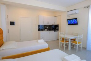 Triple Room, Balcony | Private kitchen | Mini-fridge, paper towels - Vila Lejla (Ksamil)