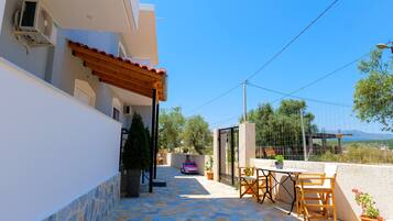 Vista frontal de la propiedad