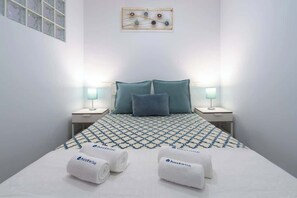 1 dormitorio, tabla de planchar con plancha, wifi y ropa de cama